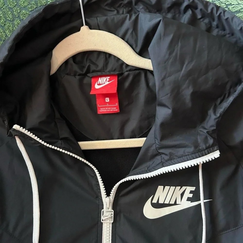 Nike Windrunner Hooded Repel Jacket | Youth L | Black & White | Water-Repellent
